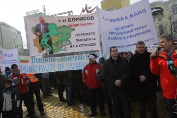 Хиляди бранят с митинг закона за горите