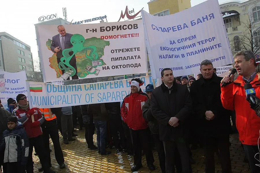 Хиляди бранят с митинг закона за горите