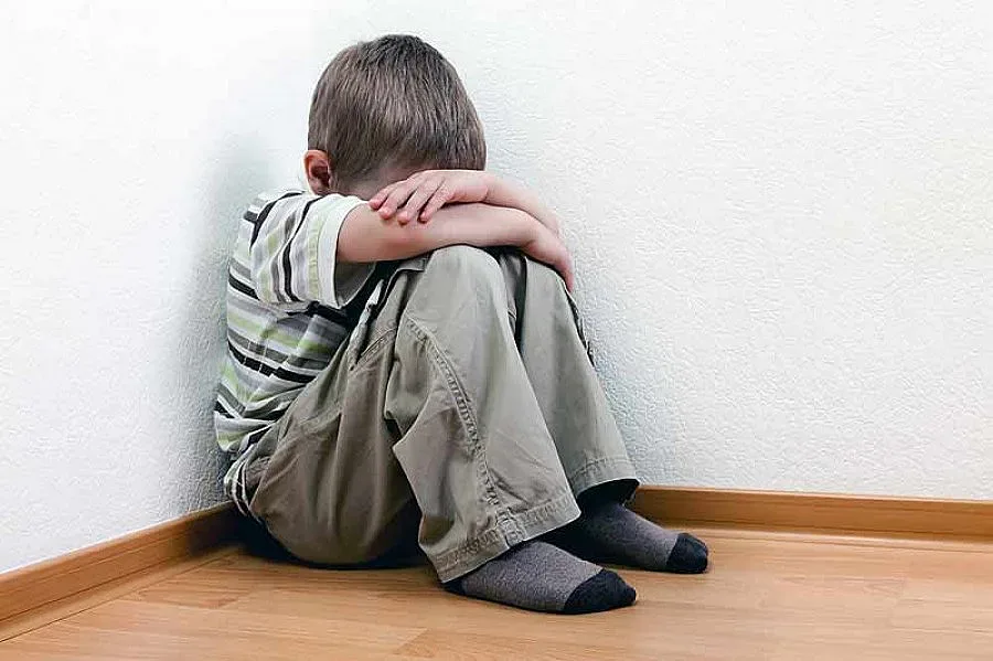 Разследват известен журналист, насилвал детето си