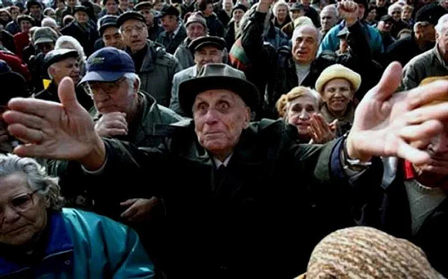 Пенсионери се сбиха за презервативи на аванта