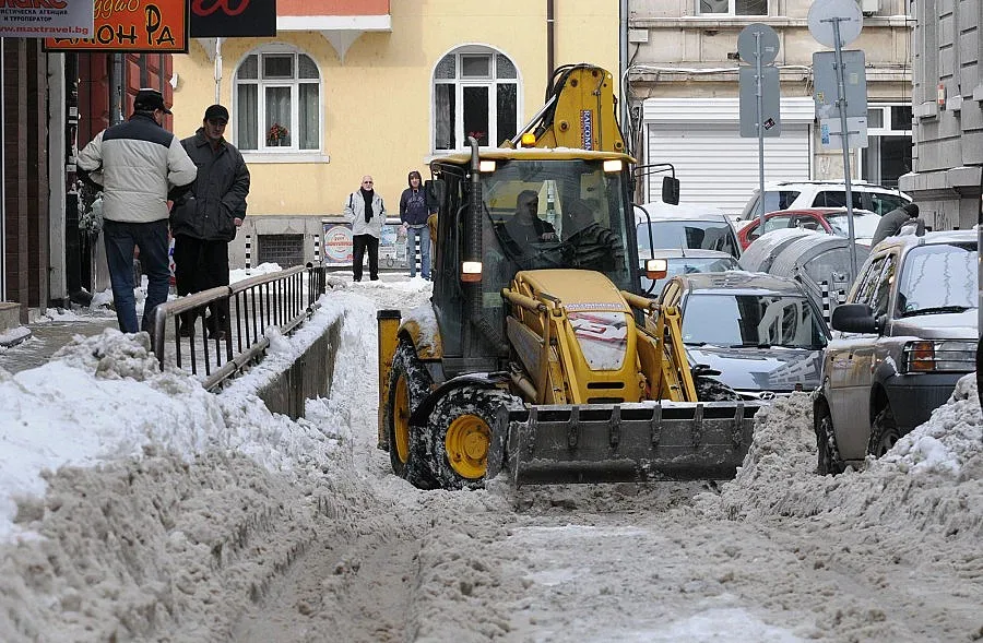 Паяци тръгват пред снегорините