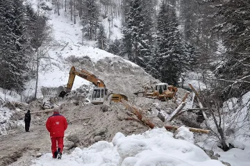Още опасен сняг затрупва страната