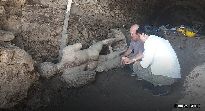 Обрат с уникалната статуя. Лицето й разказа нова история (НЕВЕРОЯТНИ СНИМКИ)