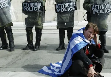Оставки на министри и бунтове в Атина