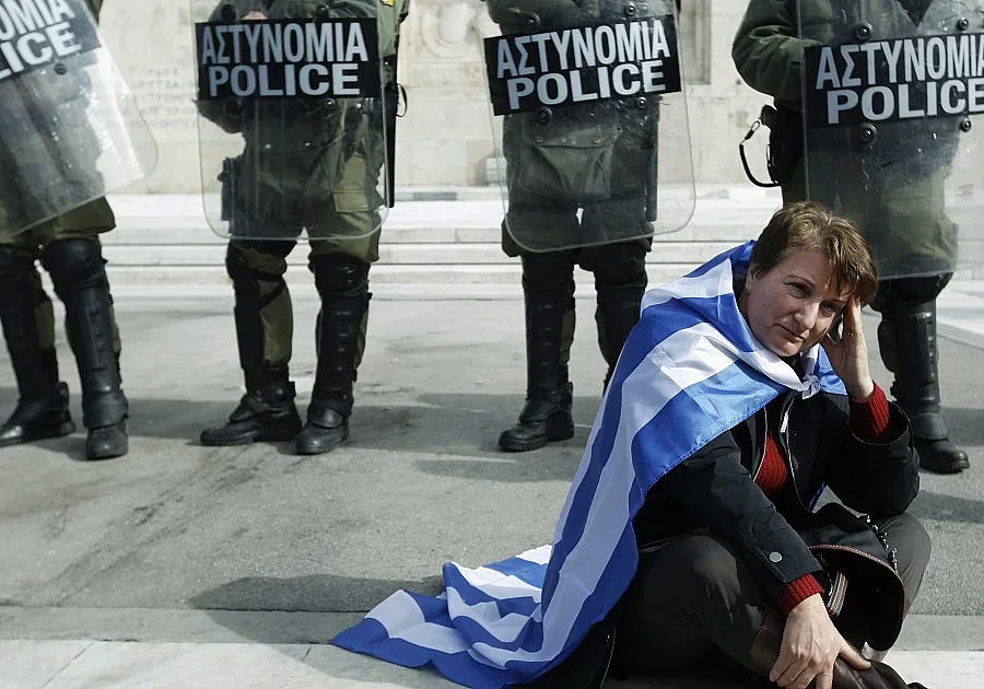 Оставки на министри и бунтове в Атина