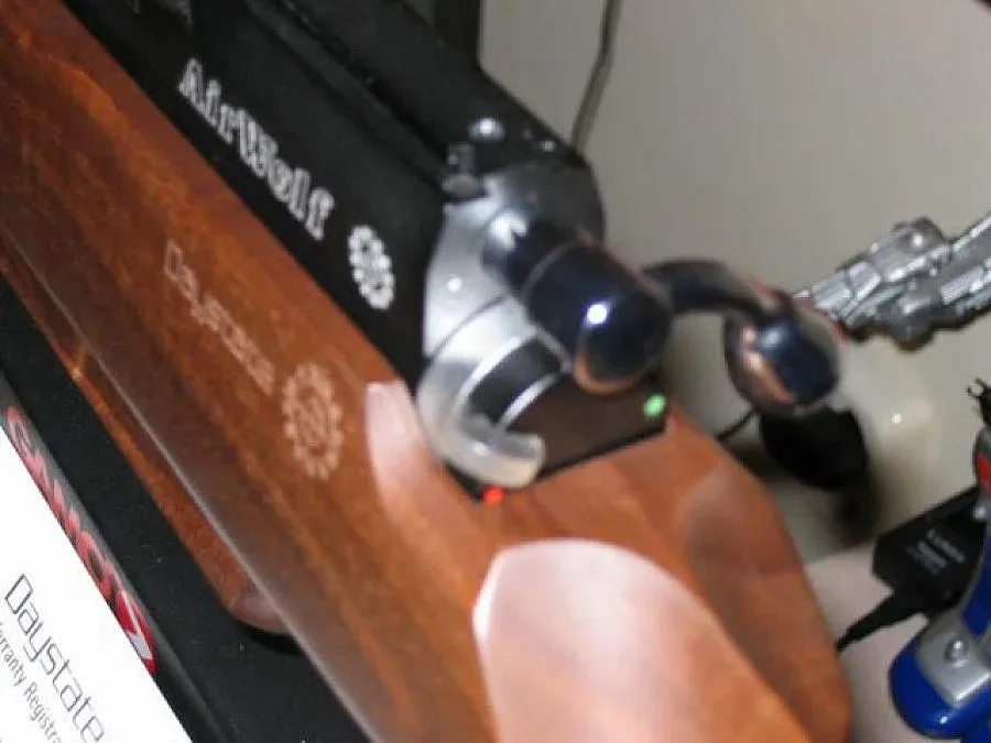 Маскиран Рамбо обра магазин с пушка