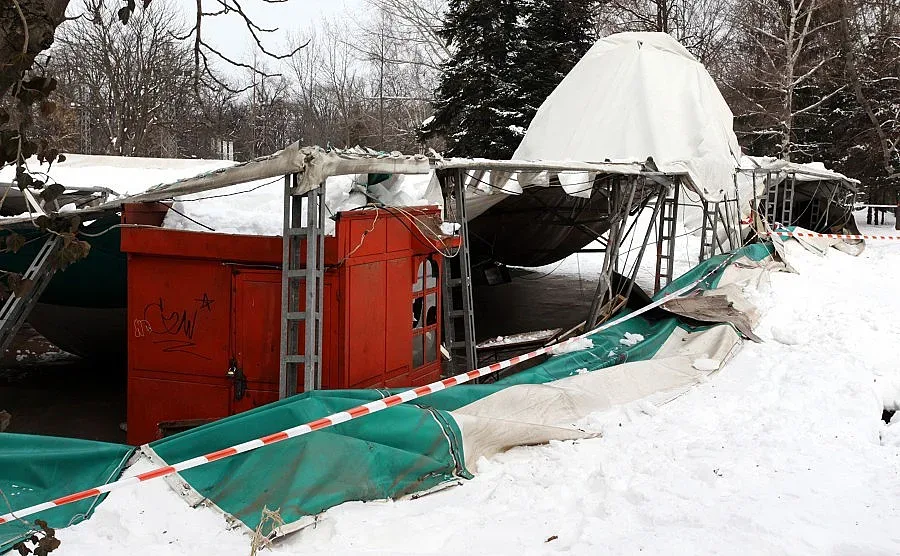 Балонът на "Армията" се срути, жертви няма (СНИМКИ)