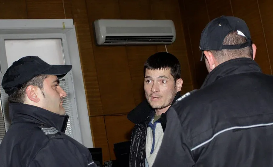 Соченият за подпалвач остава в ареста, той иска в комуна