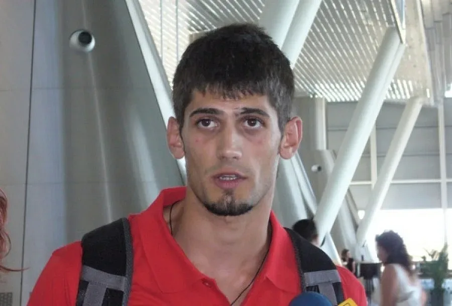 Виктор Нинов скочи 226 см на турнира "Академик"