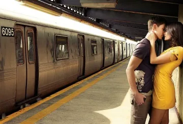 Българка обира с целувка римляни в метрото