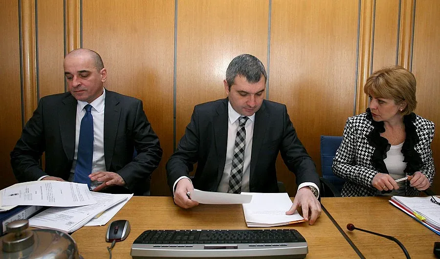 Общинари се дърлят за кметски заплати