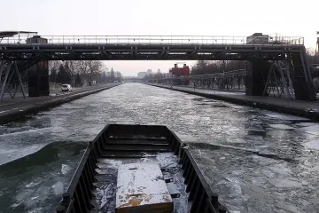 Ледоразбивач пори каналите в Париж