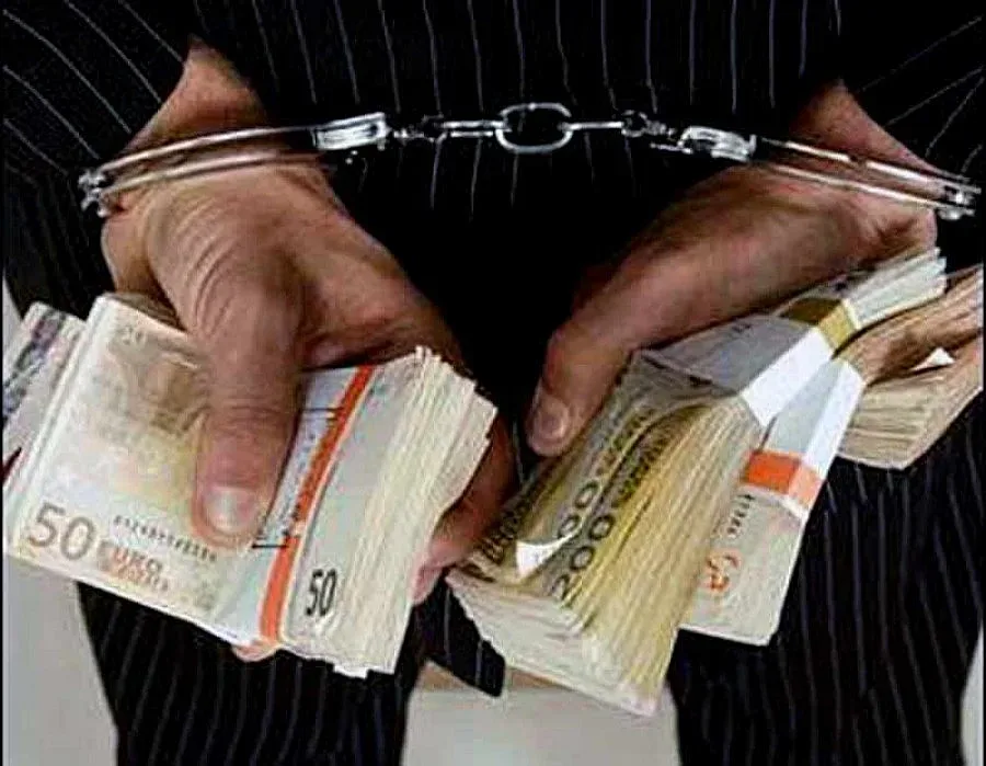 Закопчаха данъчен с три бона подкуп