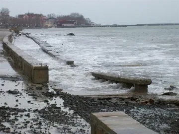 Морето наводни хотели в Бургаско
