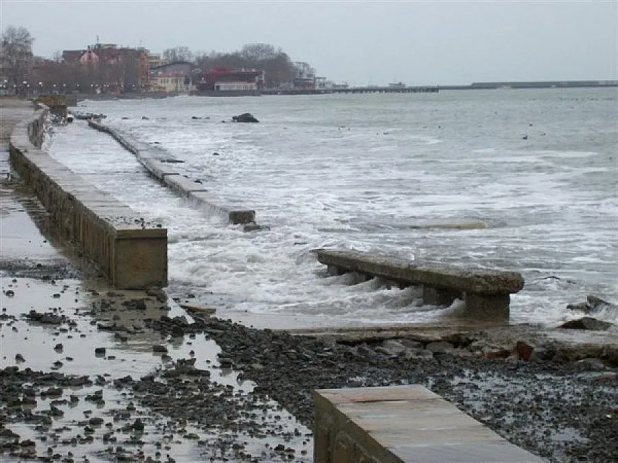 Морето наводни хотели в Бургаско