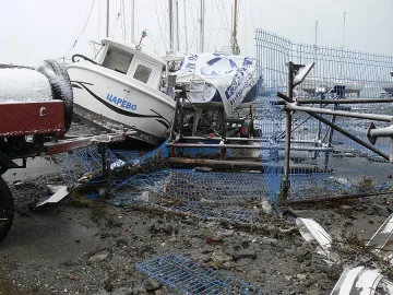Морето се развилня, заля пристанища