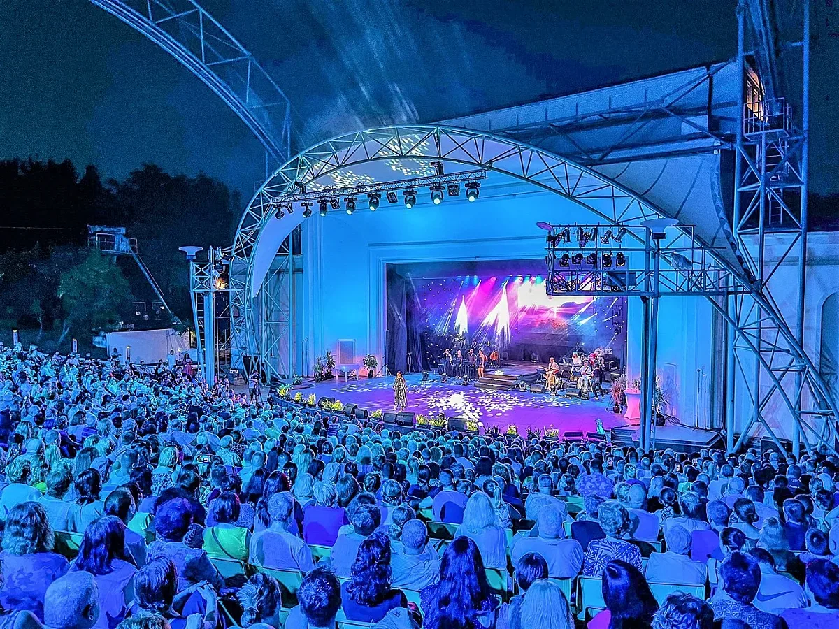 Кмет написа песен, пее в "Бургас и морето"