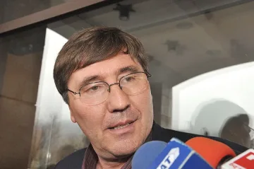 Сирене удари рамо на баскетбола
