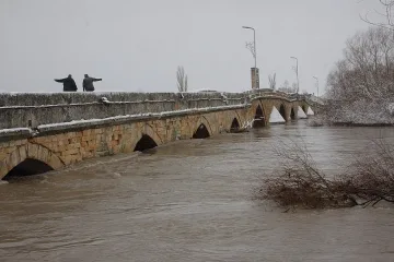 Изпразват язовирите наполовина