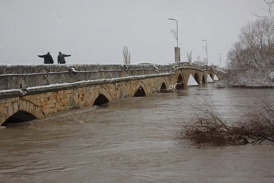 Изпразват язовирите наполовина