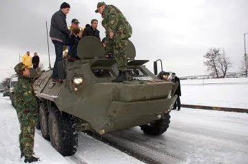 Плевнелиев с БТР из наводнените райони 
