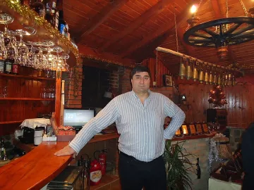 Боре Кьосев свири сръбско на пиано