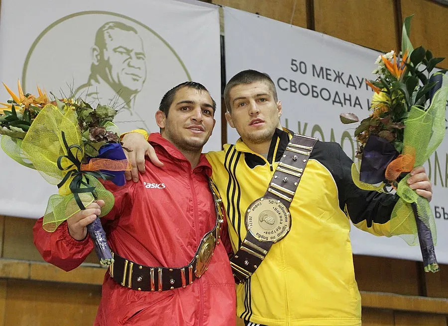 Наръган с нож взе "Дан Колов"