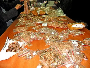Хващат колети с техника и злато
