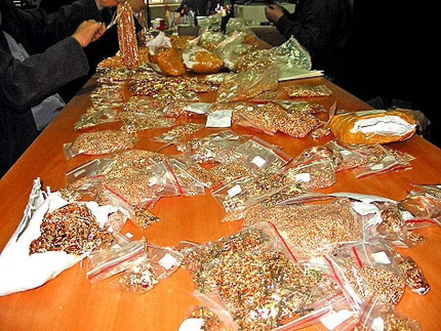 Хващат колети с техника и злато