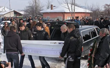 Изпратиха Мирослава с куверта за бала