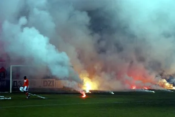 Футболните хулигани вън от стадионите в Европа 
