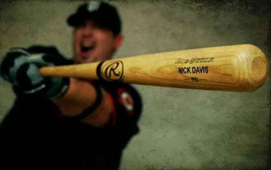 Пребиха с бухалки Малкия Мук пред сина му