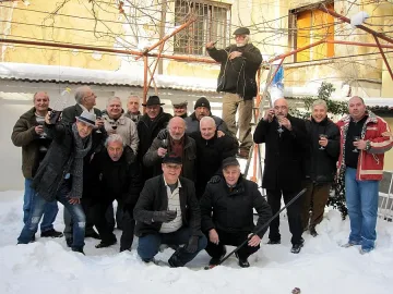 Бохеми зарязаха лозата в двора на Иван Антикаджиев 