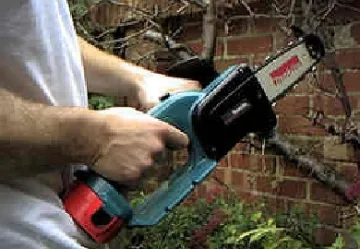 Мъж решава спор за бижу с моторна резачка