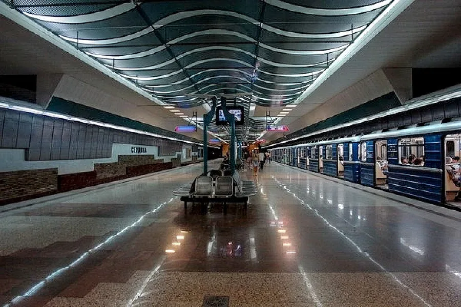 Мъжът, хвърлил се на релсите в метрото, още е на ръба