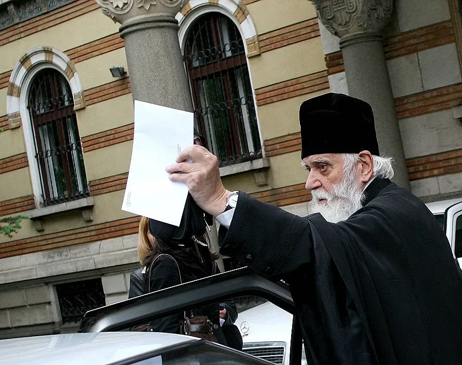 Дядо Калиник върти бизнес с манастири и къщи