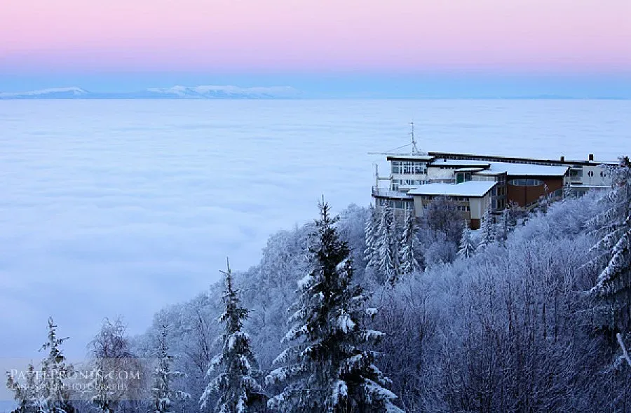 Пет часа спасяваха трима души от хотел "Копитото" 