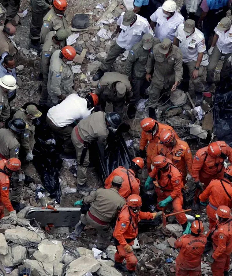 Жертвите под рухналите сгради в Рио станаха седем