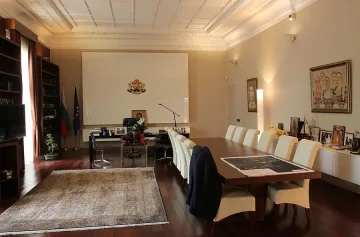 Бойко не сяда зад бюрото, от ляво го гледа Апостола