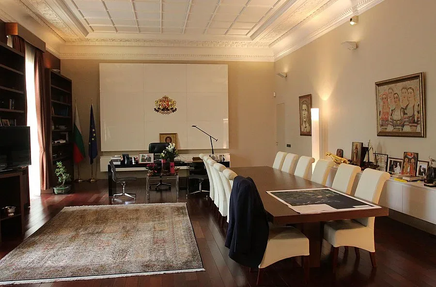 Бойко не сяда зад бюрото, от ляво го гледа Апостола