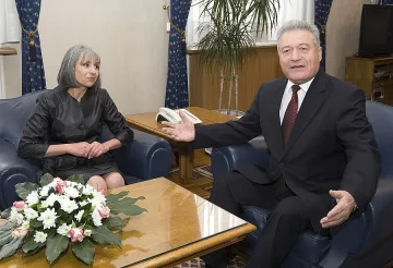 Попова още не е открила указа за Ангел Марин