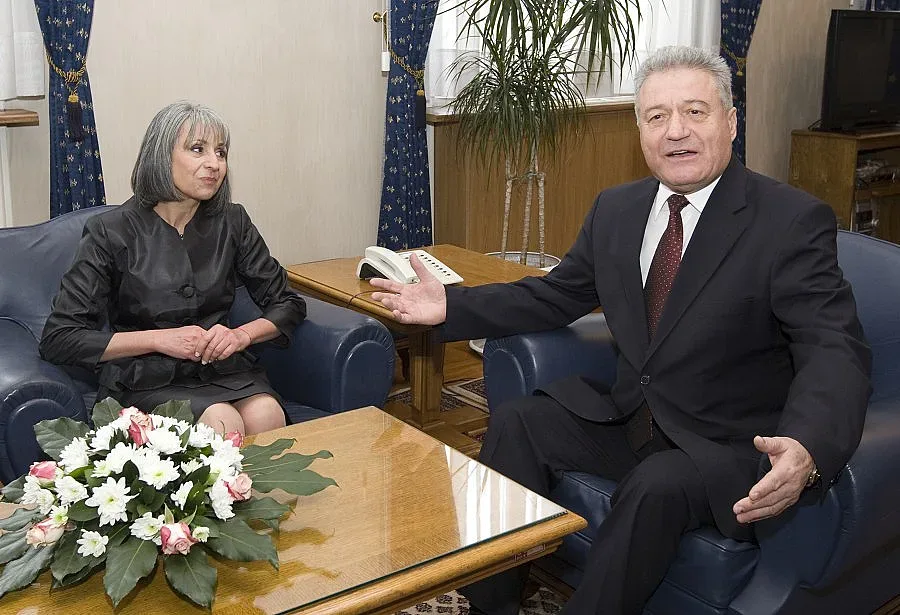 Попова още не е открила указа за Ангел Марин