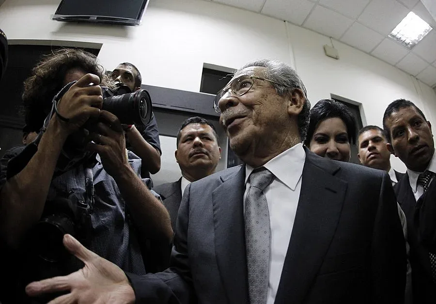 Бивш диктатор на съд за геноцид