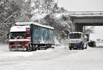 Забраната за тирове остава в сила