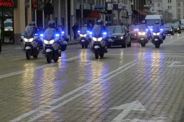 Депутати искат сини лампи 