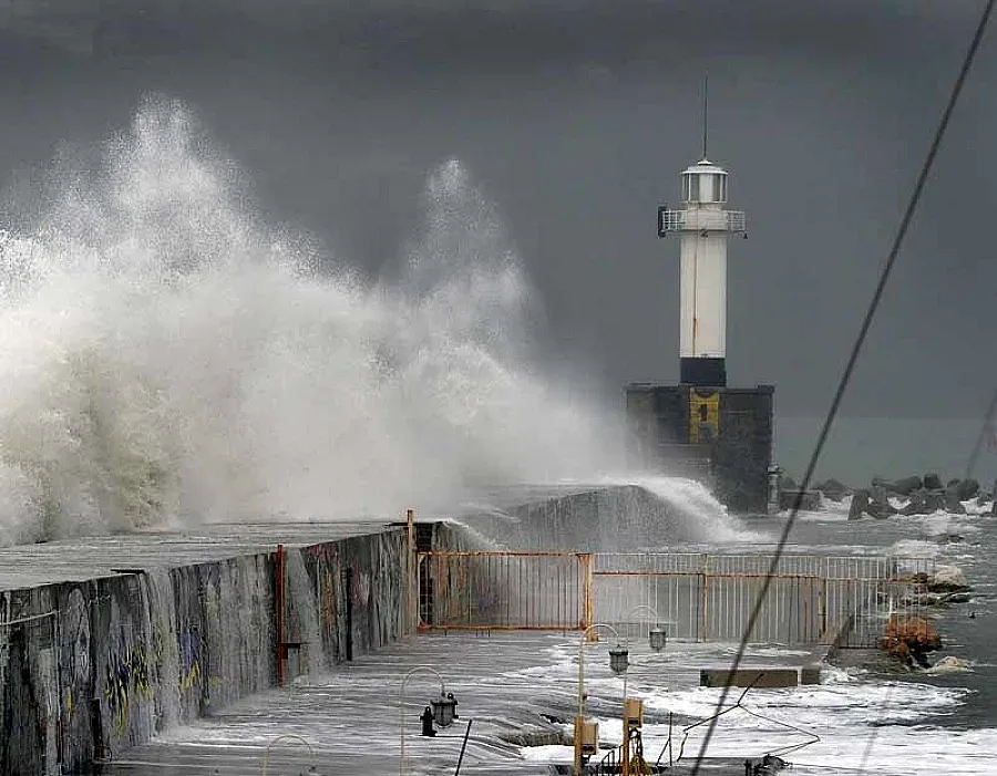 Ураганен вятър затвори пристанище Варна