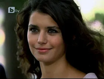 Берен Саат грее в "Пепел от рози"