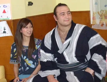 Котоошу сменя памперси, будува заради наследника си 