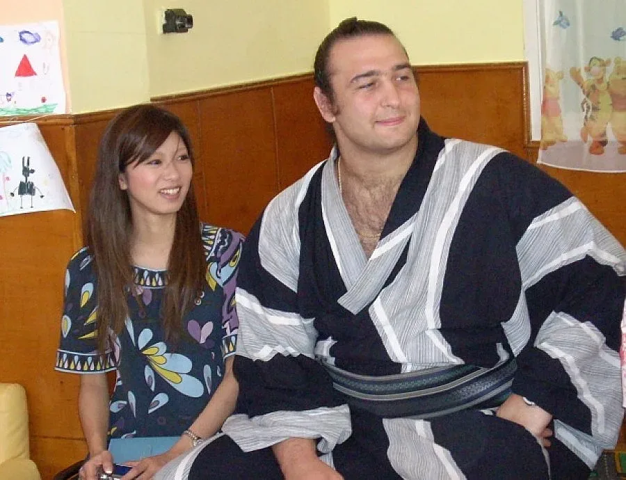 Котоошу сменя памперси, будува заради наследника си 