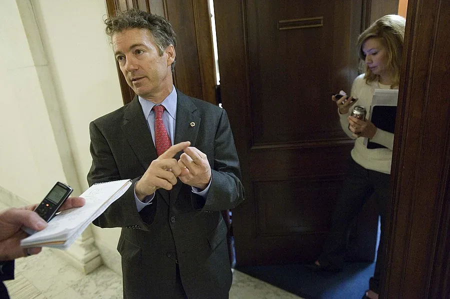 Задържаха US сенатор за отказ да го претърсят на летище